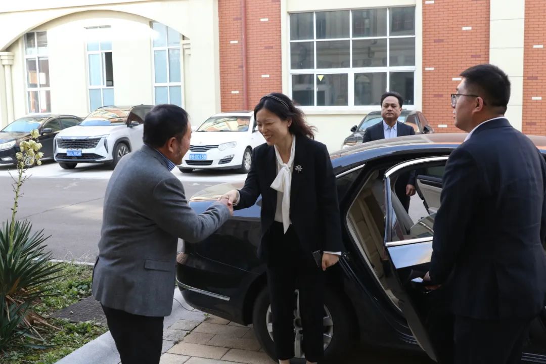 Новиот окружен водач на Западниот брег на Кингдао Ксуе Венчијан го посети Тијани Музу за истражување и насоки