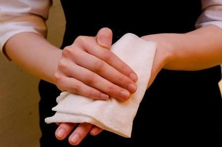 Марамчиња со влажно ткиво додаваат боја на хотелски услуги